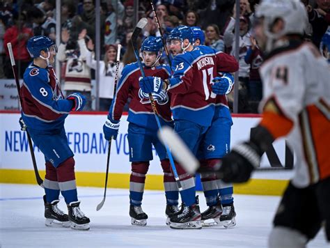 Avs blast Ducks, 8-2, responding from previous home blowout and notching first consecutive wins in three weeks